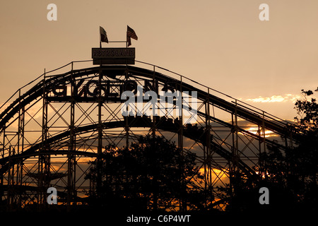 Den Sonnenuntergang auf der Coney Island Cyclone-Achterbahn auf Coney Island im New Yorker Stadtbezirk Brooklyn Stockfoto