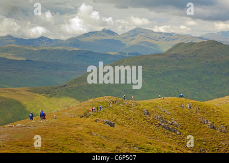 Ein Wandern Club absteigend von Ben Ledi, in Richtung der stank nach Glen in der Nähe von Callander Stockfoto