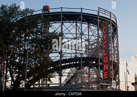 Den Sonnenuntergang auf Coney Island Cyclone Roller Coster auf Coney Island im New Yorker Stadtteil Brooklyn, Stockfoto