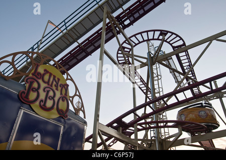 Luna Grill ist im Vergnügungspark Coney Island im New Yorker Stadtteil Brooklyn, Sonntag, 31. Juli 2011 abgebildet. Stockfoto