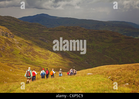 Ein Wandern Club absteigend von Ben Ledi in den stank nach Glen in der Nähe von Callander Stockfoto