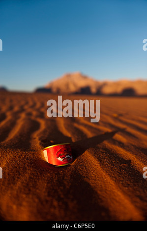 Eine weggeworfene Dose Tomaten, die in der Sanddüne zurückgelassen wurde. Wüste Wadi Rum. Jordanien Stockfoto