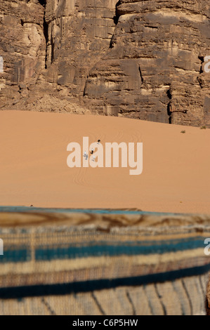 Touristen Klettern eine Sanddüne in der Wüste Wadi Rum. Jordanien Stockfoto