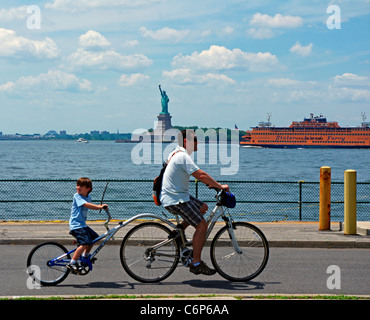 Erholungs- und Freizeitaktivitäten im New Yorker Hafen auf Governors Island, USA Stockfoto