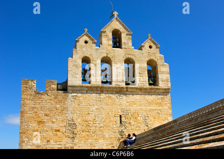 Besucher auf dem Dach der Wallfahrtskirche vor dem Glockenturm, Saintes-Maries-de-la-Mer, Camargue, Frankreich Stockfoto