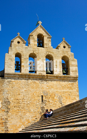 Besucher auf dem Dach der Wallfahrtskirche vor dem Glockenturm, Saintes-Maries-de-la-Mer, Camargue, Frankreich Stockfoto