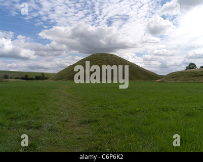 dh Silbury Hill WEST KENNET WILTSHIRE Neolithischer prähistorischer Hügel historisches Denkmal Welterbe uk Bronzezeit Begräbnisstätte england Stockfoto