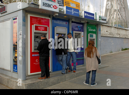 Kunden Bargeldbezug an Geldautomaten verschiedener Banken am Taksim-Platz, Istanbul, Türkei Stockfoto