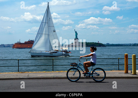 Junges Mädchen, Spaß und Erholung auf Governors Island in New York Harbor, USA Stockfoto