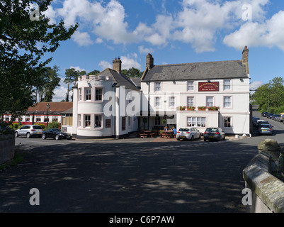 dh die Angler Arms WHELDON BRÜCKE NORTHUMBRIA Familie Essen außerhalb englisch Land öffentlichen Haus Pub uk Stockfoto