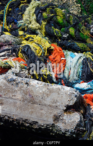 Bunte Gewirr von marine Strandgut angespült Insel Ufermauer Stockfoto