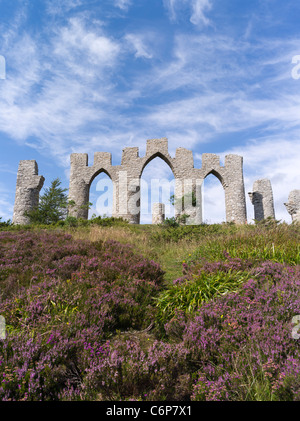 dh Sir Hector Munro Monument FYRISH HILL ROSS CROMARTY Highland heather scotland Torheit scottish Highlands uk Wahrzeichen Hügel Stockfoto