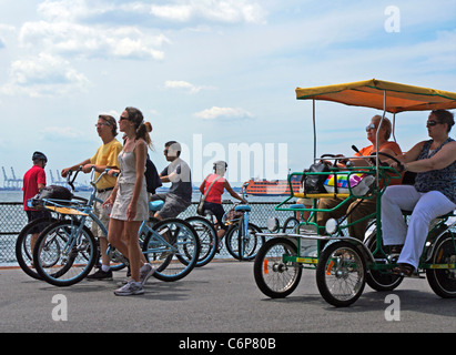 Unterhaltsame Freizeitaktivitäten im Hafen von New York auf Govern0rs Island, USA Stockfoto