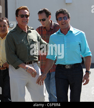 Sylvester Stallone und Arnold Schwarzenegger gesehen verlassen Cafe Roma in Beverly Hills nach einem gemeinsamen Mittagessen. Los Angeles, Stockfoto