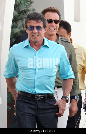 Sylvester Stallone und Arnold Schwarzenegger gesehen verlassen Cafe Roma in Beverly Hills nach einem gemeinsamen Mittagessen. Los Angeles, Stockfoto