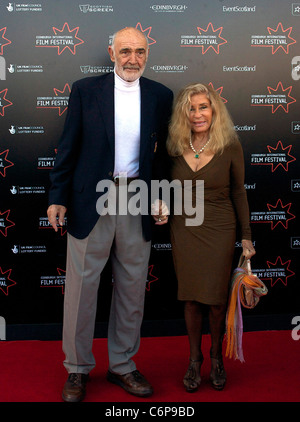 Sir Sean Connery mit seiner Frau Micheline Edinburgh International Film Festival - "Toy Story 3" - Premiere Edinburgh, Schottland- Stockfoto