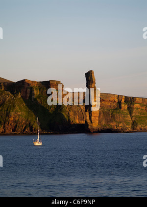 dh Scottish Islands ALTER MANN VON HOY ORKNEY SCOTLAND Yacht Segeln Sandstein Meer Stapel seacliff Insel Küste Stockfoto