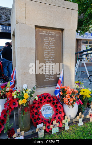 Kränze und andere Gegenstände auf dem Boden herum Royal Wootton Bassett Kriegerdenkmal links. Stockfoto