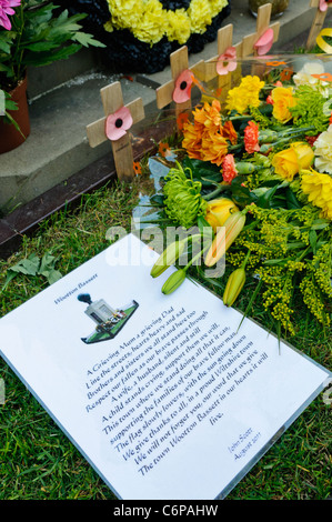 Kränze und andere Gegenstände auf dem Boden herum Royal Wootton Bassett Kriegerdenkmal links. Stockfoto