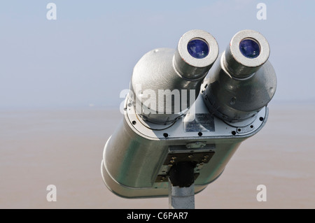 Münz-Fernglas zum Jahresende Clevedon Pier direkt am Meer Stockfoto