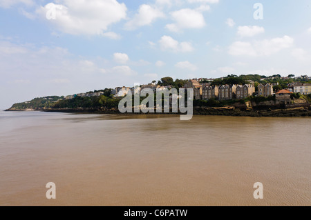 Das Meer in Clevedon, North Somerset wird Braun nach einer Verschmutzung. Stockfoto