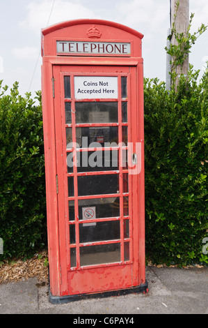 Roten britischen Telefon Box mit einem Schild mit der Aufschrift "Münzen akzeptiert hier nicht" Stockfoto