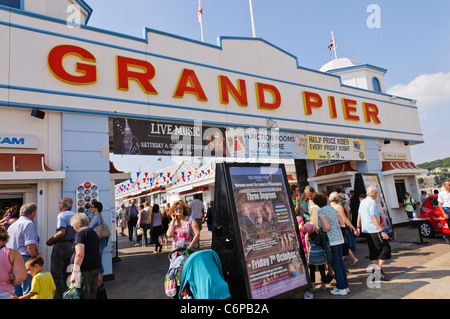 Menschen Fuß entlang der Grand Pier am Weston-Super-Mare Stockfoto