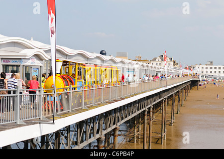 Touristischer Zug auf dem Grand Pier Weston Super Mare Stockfoto