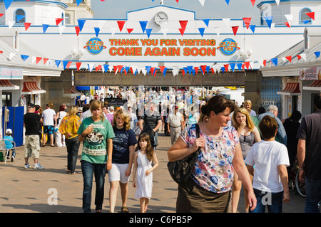 Besucher des Grand Pier, Weston-Super-Mare Stockfoto