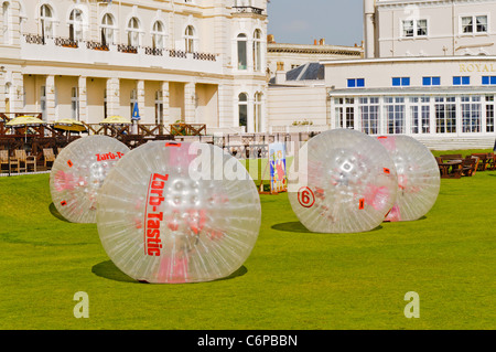 Zorbing auf einer Wiese außerhalb eines Hotels Stockfoto