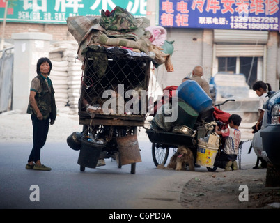 Wandern Familie eine Obdachlose Familie in China ist eine ungerade Touristenattraktion geworden, da es von Stadt zu Stadt und Stadt, wandert Stockfoto