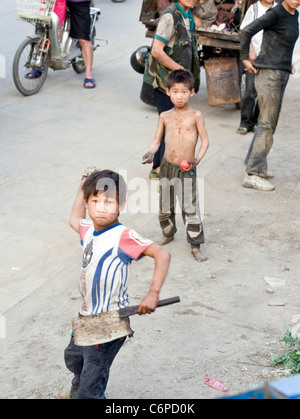 Wandern Familie eine Obdachlose Familie in China ist eine ungerade Touristenattraktion geworden, da es von Stadt zu Stadt und Stadt, wandert Stockfoto