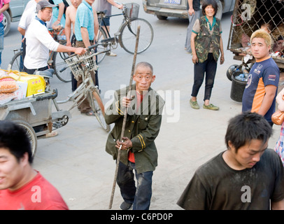 Wandern Familie eine Obdachlose Familie in China ist eine ungerade Touristenattraktion geworden, da es von Stadt zu Stadt und Stadt, wandert Stockfoto