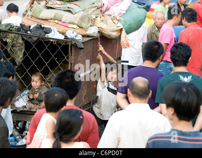 Wandern Familie eine Obdachlose Familie in China ist eine ungerade Touristenattraktion geworden, da es von Stadt zu Stadt und Stadt, wandert Stockfoto