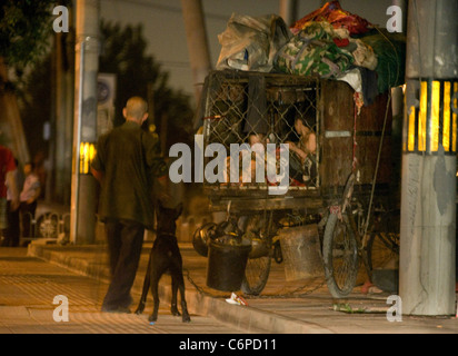 Wandern Familie eine Obdachlose Familie in China ist eine ungerade Touristenattraktion geworden, da es von Stadt zu Stadt und Stadt, wandert Stockfoto