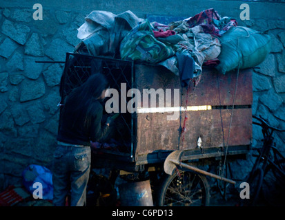 Wandern Familie eine Obdachlose Familie in China ist eine ungerade Touristenattraktion geworden, da es von Stadt zu Stadt und Stadt, wandert Stockfoto