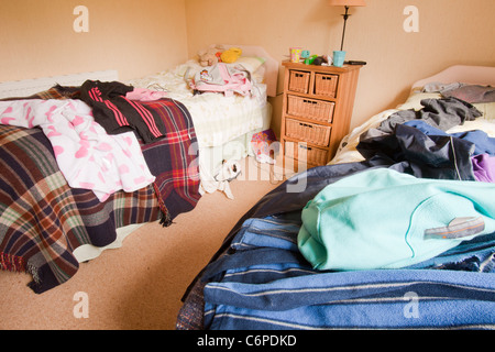 Ein unordentlich Childs Schlafzimmer. Stockfoto