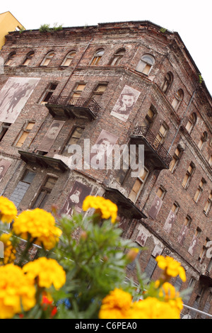 Warschau Polen der Ulica Ul Prozna Straße Teil des alten jüdischen Ghetto Getto-Bereich mit Fotos von ehemaligen Bewohnern Stockfoto