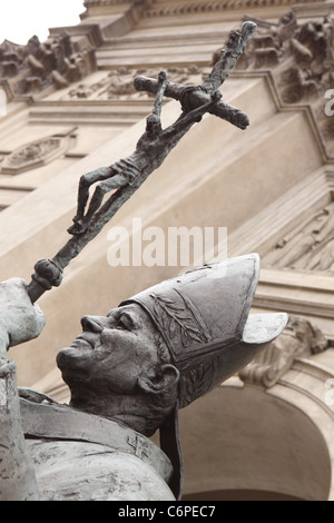 Warschau Polen Statue von Papst Johannes Paul II zweite außerhalb einer Kirche in Warschau Stockfoto