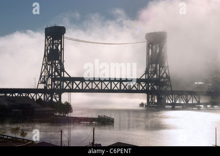 Die Portage Hubbrücke In Silhouette an einem nebligen Morgen in Hancock Michigan In der oberen Halbinsel, USA Stockfoto