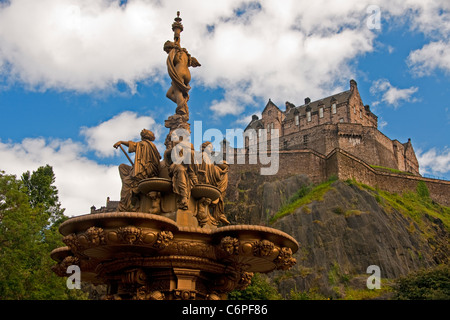 Edinburgh Castle auf vulkanischen Burgfelsen von West Princes Street Gardens mit Ross Fountain Skulptur von Jean-Baptiste Klagmann Stockfoto