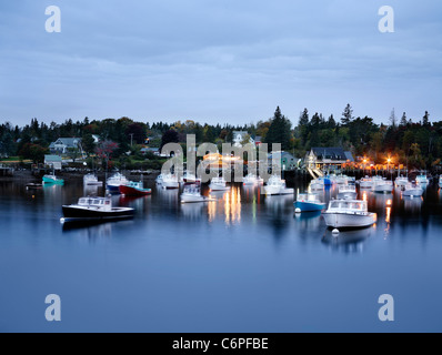 Bewegung verwischt Boote in Ruhe an einem Herbstabend im Bass Harbor, Bernard Maine, Acadia National Park, USA Stockfoto