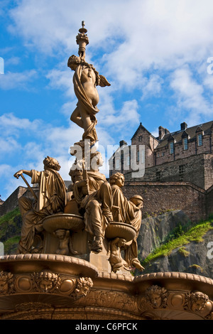 Edinburgh Castle auf vulkanischen Burgfelsen von West Princes Street Gardens mit Ross Fountain Skulptur von Jean-Baptiste Klagmann Stockfoto