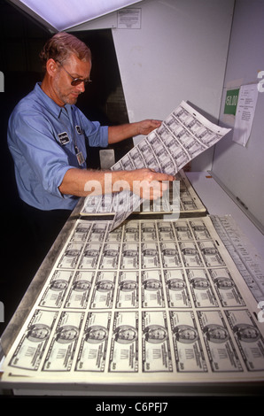 Ein Graveur in der US Mint untersucht Blätter von $50 Rechnungen frisch aus der Presse 12. Juni 1997 in Washington, DC Stockfoto