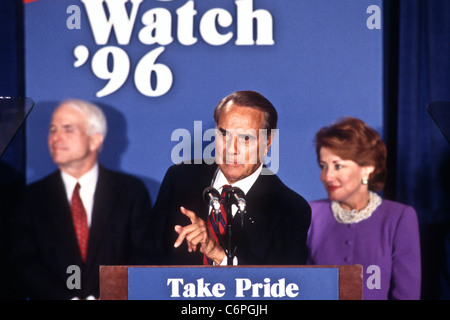 Republikanischen Präsidentschaftskandidaten Bob Dole, umgeben von seiner Frau Elizabeth und Arizona Senator John McCain Zugeständnis Rede Stockfoto