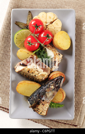 Pfanne gebratene Makrele mit Bratkartoffeln serviert Stockfoto