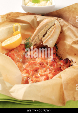 Ofen gebacken, gehackten Lachs und Brötchen Stockfoto