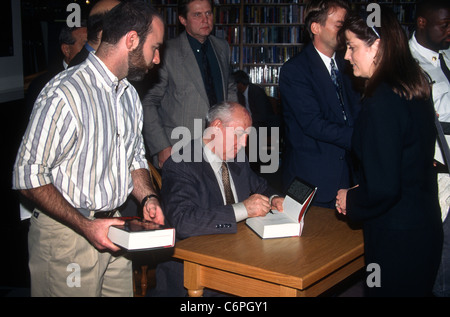 Der ehemalige sowjetische Präsident Michail Gorbatschow, mit seinem markanten Portwein-Fleck auf dem Kopf, signiert Kopien seiner neuen Autobiographie "Memoirs" bei Borders Books & Music, 25. Oktober 1996 in Washington, D.C. Stockfoto