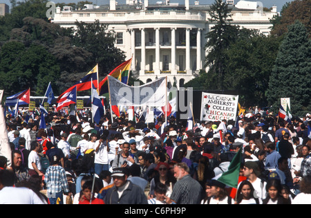 Tausende von Hispanic Amerikaner marschieren anspruchsvolle Verfahren der vereinfachten Staatsbürgerschaft 12. Oktober 1996 in Washington, DC Stockfoto