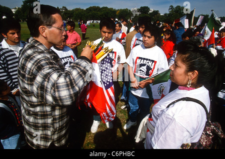 Tausende von Hispanic Amerikaner marschieren anspruchsvolle Verfahren der vereinfachten Staatsbürgerschaft 12. Oktober 1996 in Washington, DC Stockfoto